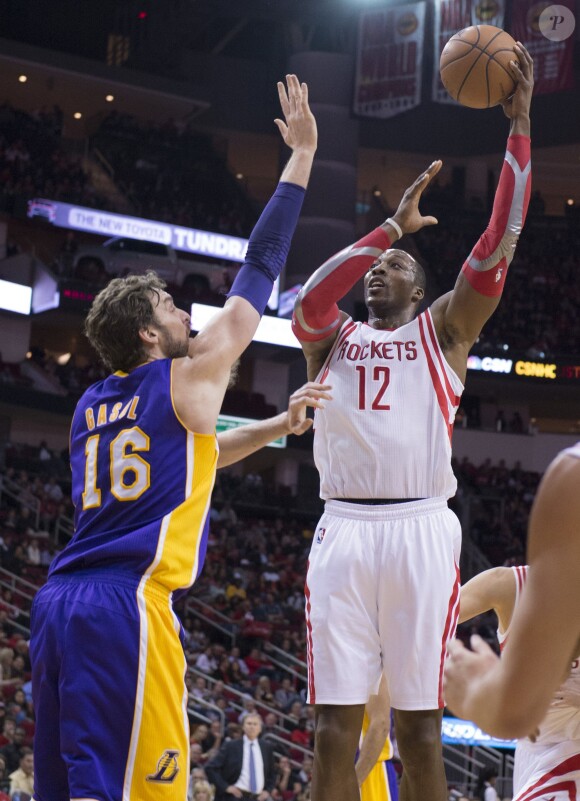 Dwight Howard des Houston Rockets face à Pau Gasol des Lakers de Los Angeles, à Houston le 8 janvier 2014