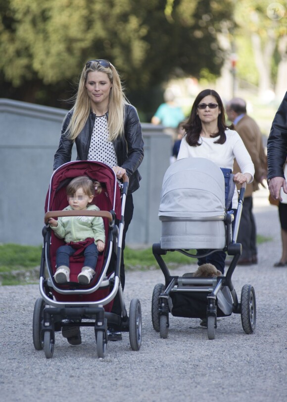 Michelle Hunziker se promène avec ses filles Sole et Celeste dans un parc à Milan en Italie le 31 mars 2015.