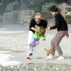 Exclusif - Michelle Hunziker se promène avec ses filles Sole et Celeste sur une plage à Varigotti en Italie le 30 mars 2015.