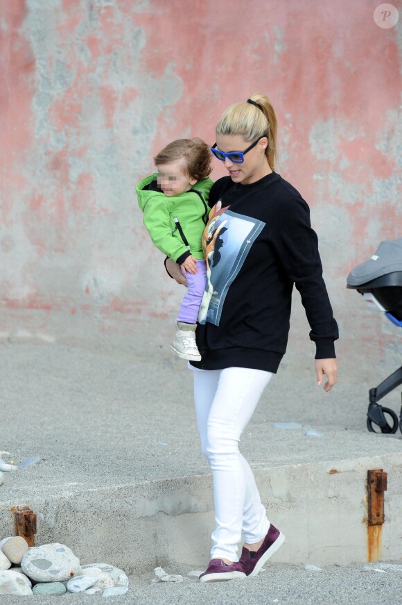 Exclusif - Michelle Hunziker se promène avec ses filles Sole et Celeste sur une plage à Varigotti en Italie le 30 mars 2015.