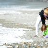 Exclusif - Michelle Hunziker se promène avec ses filles Sole et Celeste sur une plage à Varigotti en Italie le 30 mars 2015.