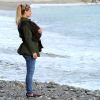Exclusif - Michelle Hunziker se promène avec ses filles Sole et Celeste sur une plage à Varigotti en Italie le 29 mars 2015.