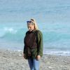 Exclusif - Michelle Hunziker se promène avec ses filles Sole et Celeste sur une plage à Varigotti en Italie le 29 mars 2015.