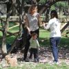 Michelle Hunziker se promène avec ses filles Sole et Celeste dans un parc à Milan en Italie le 31 mars 2015.