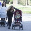 Michelle Hunziker se promène avec ses filles Sole et Celeste dans un parc à Milan en Italie le 31 mars 2015.
