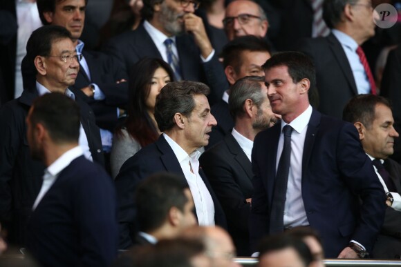 Nicolas Sarkozy et Manuel Valls lors de la rencontre entre le Paris Saint-Germain et le FC Barcelone en quart de finale de la Ligue des champions, le 15 avril 2015 au Parc des Princes à Paris