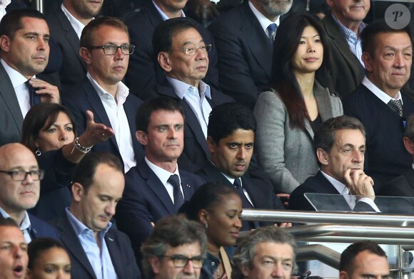 Anne Hidalgo, Manuel Valls, Nasser Al-Khelaïfi, Nicolas Sarkozy lors de la rencontre entre le Paris Saint-Germain et le FC Barcelone en quart de finale de la Ligue des champions, le 15 avril 2015 au Parc des Princes à Paris