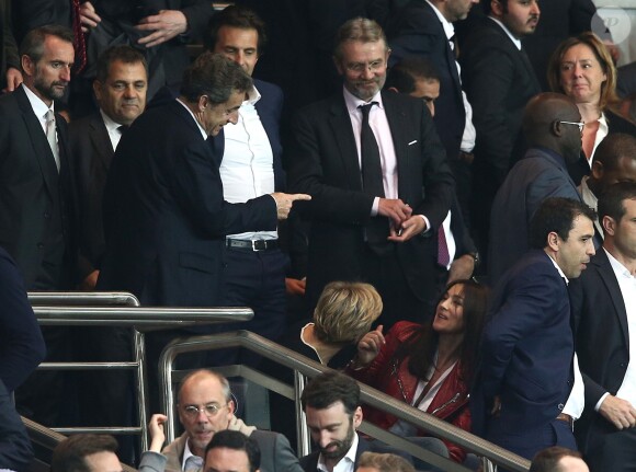 Nicolas Sarkozy avec Monica Bellucci et Mélita Toscan du Plantier lors de la rencontre entre le Paris Saint-Germain et le FC Barcelone en quart de finale de la Ligue des champions, le 15 avril 2015 au Parc des Princes à Paris