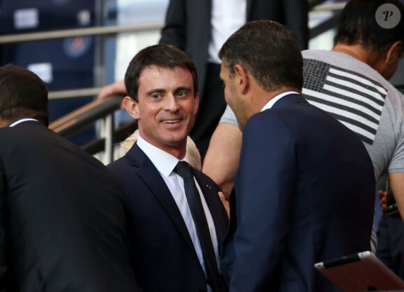 Manuel Valls lors de la rencontre entre le Paris Saint-Germain et le FC Barcelone en quart de finale de la Ligue des champions, le 15 avril 2015 au Parc des Princes à Paris