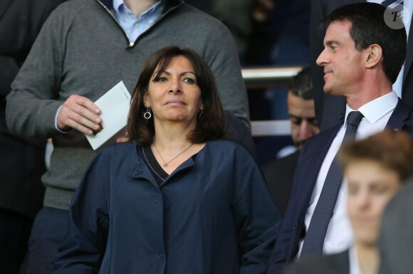 Anne Hidalgo et Manuel Valls lors de la rencontre entre le Paris Saint-Germain et le FC Barcelone en quart de finale de la Ligue des champions, le 15 avril 2015 au Parc des Princes à Paris