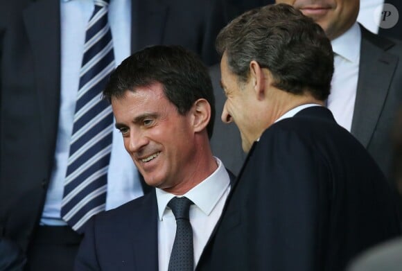 Manuel Valls et Nicolas Sarkozy lors de la rencontre entre le Paris Saint-Germain et le FC Barcelone en quart de finale de la Ligue des champions, le 15 avril 2015 au Parc des Princes à Paris