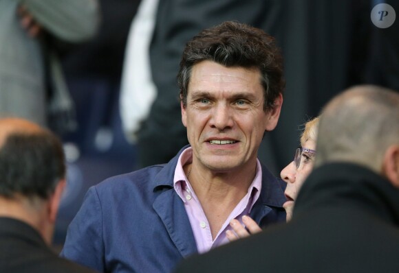 Marc Lavoine lors de la rencontre entre le Paris Saint-Germain et le FC Barcelone en quart de finale de la Ligue des champions, le 15 avril 2015 au Parc des Princes à Paris