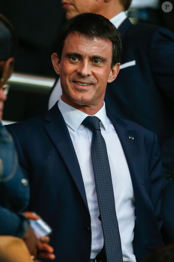 Manuel Valls lors de la rencontre entre le Paris Saint-Germain et le FC Barcelone en quart de finale de la Ligue des champions, le 15 avril 2015 au Parc des Princes à Paris