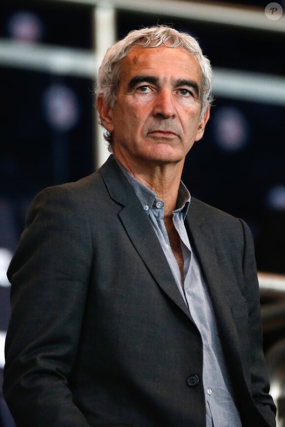 Raymond Domenech lors de la rencontre entre le Paris Saint-Germain et le FC Barcelone en quart de finale de la Ligue des champions, le 15 avril 2015 au Parc des Princes à Paris