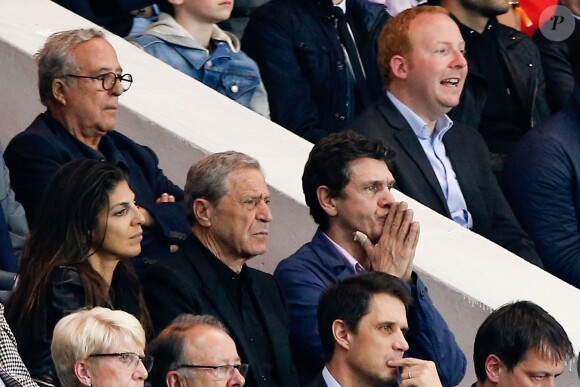 Jean-Claude Darmon et Marc Lavoine lors de la rencontre entre le Paris Saint-Germain et le FC Barcelone en quart de finale de la Ligue des champions, le 15 avril 2015 au Parc des Princes à Paris