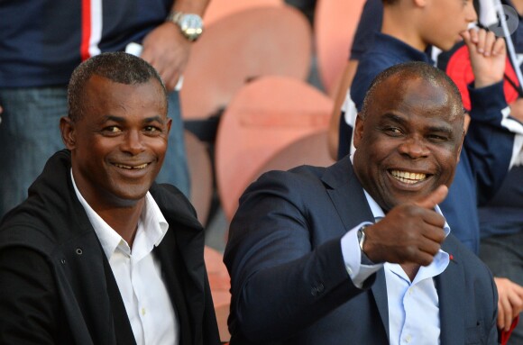 Jocelyn Angloma et Basile Boli lors de la rencontre entre le Paris Saint-Germain et le FC Barcelone en quart de finale de la Ligue des champions, le 15 avril 2015 au Parc des Princes à Paris