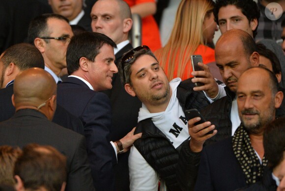 Manuel Valls lors de la rencontre entre le Paris Saint-Germain et le FC Barcelone en quart de finale de la Ligue des champions, le 15 avril 2015 au Parc des Princes à Paris