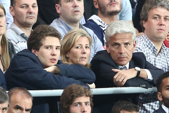EXCLUSIF - Claire Chazal avec son fils François Poivre d'Arvor et un ami, le banquier Christophe de Backer, lors de la rencontre entre le Paris Saint-Germain et le FC Barcelone en quart de finale de la Ligue des champions, le 15 avril 2015 au Parc des Princes à Paris