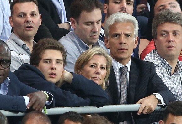 EXCLUSIF - Claire Chazal avec son fils François Poivre d'Arvor et un ami, le banquier Christophe de Backer, lors de la rencontre entre le Paris Saint-Germain et le FC Barcelone en quart de finale de la Ligue des champions, le 15 avril 2015 au Parc des Princes à Paris