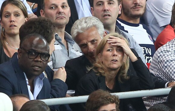 EXCLUSIF - Claire Chazal avec son fils François Poivre d'Arvor et un ami, le banquier Christophe de Backer, lors de la rencontre entre le Paris Saint-Germain et le FC Barcelone en quart de finale de la Ligue des champions, le 15 avril 2015 au Parc des Princes à Paris