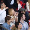 Nagui, sa femme Mélanie Page, Yannick Noah et son fils Joalukas lors de la rencontre entre le Paris Saint-Germain et le FC Barcelone en quart de finale de la Ligue des champions, le 15 avril 2015 au Parc des Princes à Paris