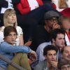 Nagui, sa femme Mélanie Page, Yannick Noah et son fils Joalukas lors de la rencontre entre le Paris Saint-Germain et le FC Barcelone en quart de finale de la Ligue des champions, le 15 avril 2015 au Parc des Princes à Paris