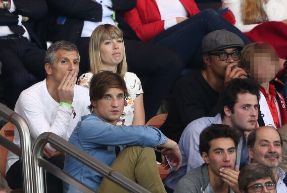 Nagui, sa femme Mélanie Page, Yannick Noah et son fils Joalukas lors de la rencontre entre le Paris Saint-Germain et le FC Barcelone en quart de finale de la Ligue des champions, le 15 avril 2015 au Parc des Princes à Paris