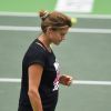 Amélie Mauresmo, enceinte, entraîne les joueuses françaises avant la demi-finale de la Fed Cup opposant la France à la République Tchèque, à Ostrava le 16 avril 2015.