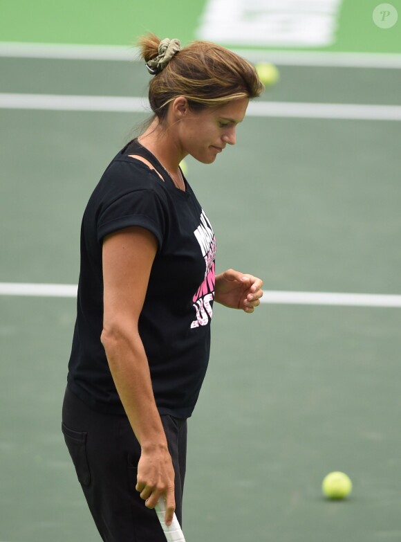 Amélie Mauresmo, enceinte, entraîne les joueuses françaises avant la demi-finale de la Fed Cup opposant la France à la République Tchèque, à Ostrava le 16 avril 2015.