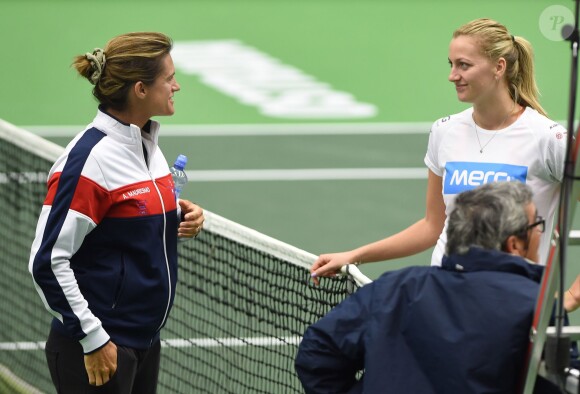 Amélie Mauresmo, enceinte, et la joueuse tchèque Petra Kvitova avant la demi-finale de la Fed Cup opposant la France à la République Tchèque, à Ostrava le 16 avril 2015.
