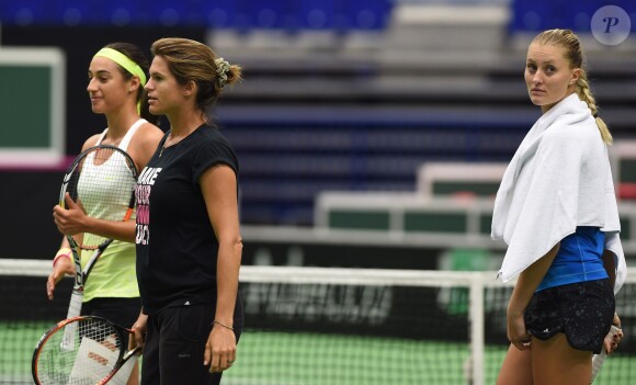 Amélie Mauresmo, enceinte, et les joueuses françaises Kristina Mladenovic et Caroline Garcia s'entraînent avant la demi-finale de la Fed Cup contre la Réplublique Tchèque à Ostrava, le 16 avril 2015.