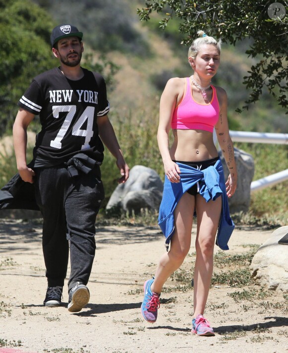 Semi-exclusif - La chanteuse Miley Cyrus fait de la randonnée avec des amis à Los Angeles, le 16 avril 2015. 