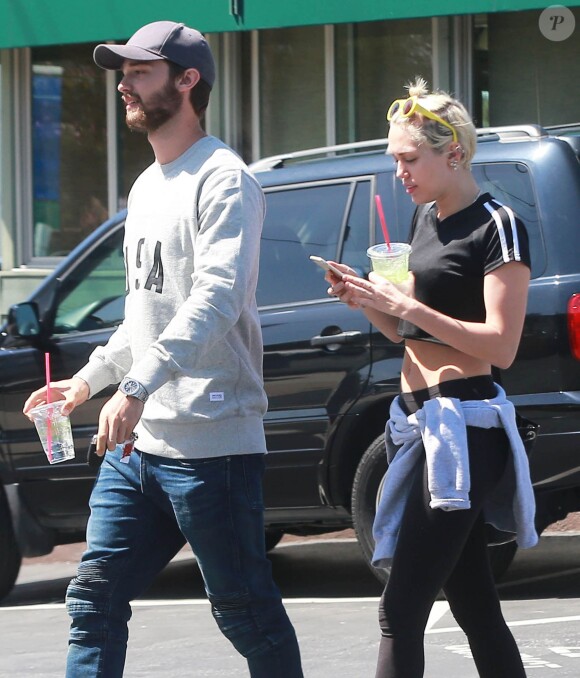 Patrick Schwarzenegger et sa petite amie Miley Cyrus sont allés déjeuner à Sherman Oaks, le 2 avril 2015 