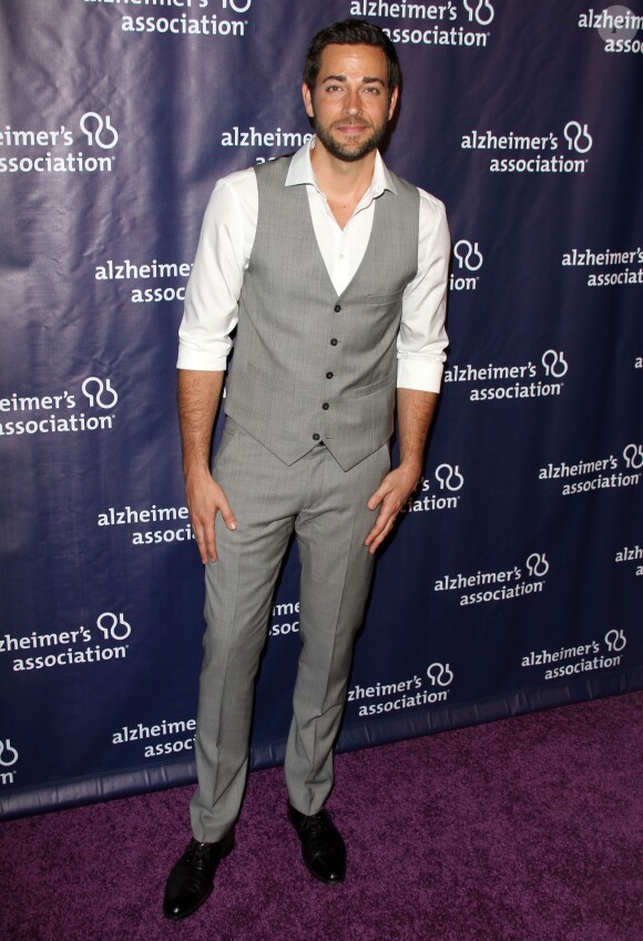 Zachary Levi lors de la 23ème soirée annuelle "A Night at Sardi" en faveur de l'association Alzheimer au Beverly Hilton Hotel à Beverly Hills, le 18 mars 2015.  