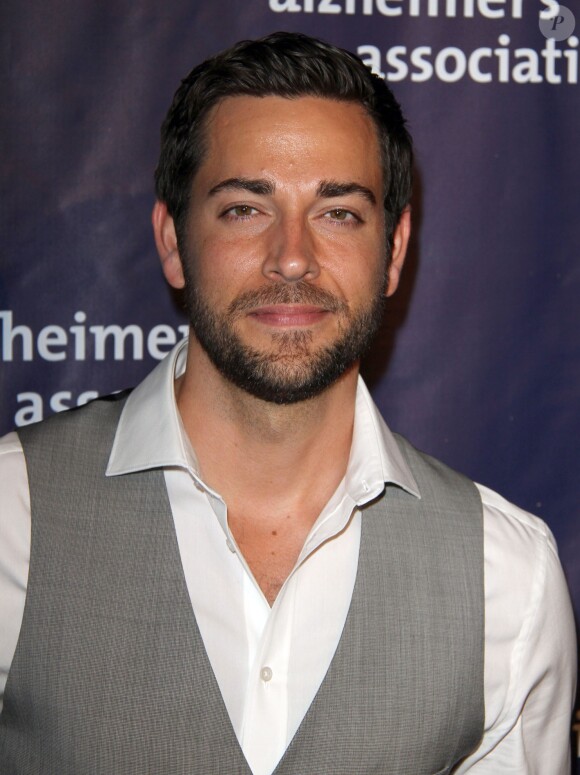 Zachary Levi lors de la 23ème soirée annuelle "A Night at Sardi" en faveur de l'association Alzheimer au Beverly Hilton Hotel à Beverly Hills, le 18 mars 2015.  
