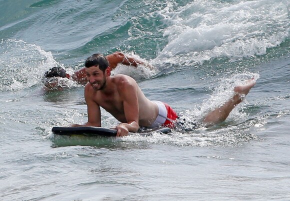Exclusif - Joel David Moore - Joel David Moore et son ami Zachary Levi profitent du beau temps sur la plage à Maui à Hawaï, le 12 juin 2014.  