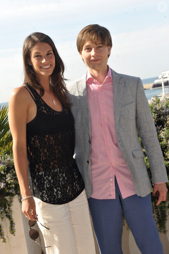 Missy Peregrym et Gregory Smith au photocall de la série 'Rookie Blue' pendant le MIPTV 2010 à Cannes, le 12 avril 2010