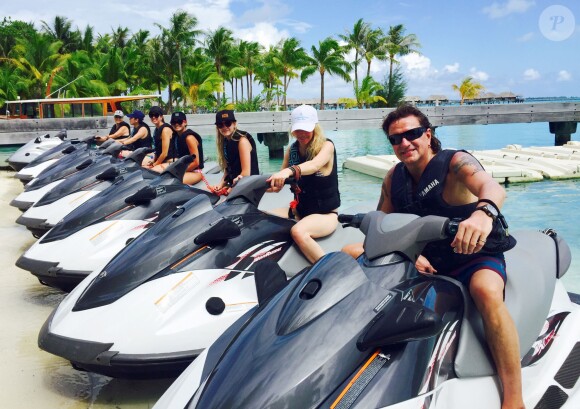 Heather Locklear passe quelques jours de vacances avec son ex-mari Richie Sambora et leur fille Ava en Polynésie Française, à Bora Bora. La petite famille a profité de tous les attraits de cette île : baignade, paddle, scooter des mers et même quad.... Du 2 au 5 avril 2015