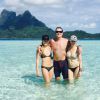 Heather Locklear passe quelques jours de vacances avec son ex-mari Richie Sambora et leur fille Ava en Polynésie Française, à Bora Bora. Depuis la plainte déposée par son ex-compagne Nikki Lund, Richie Sambora n'était pas réapparu. La petite famille a profité de tous les attraits de cette île : baignade, paddle, scooter des mers et même quad.... Du 2 au 5 avril 2015