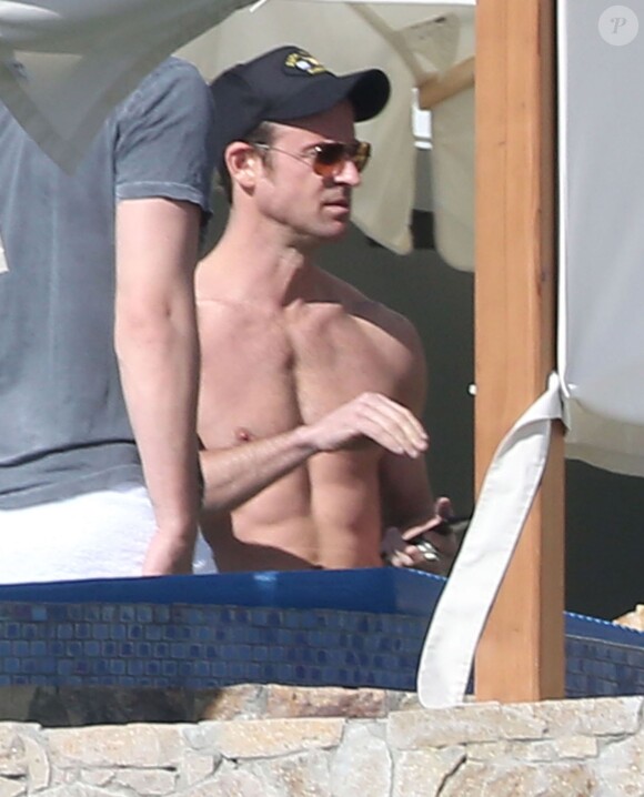 Exclusif - Jennifer Aniston et son fiancé Justin Theroux se relaxent au bord de leur piscine avec leurs amis Jimmy Kimmel, sa femme Molly McNearney, Howard Stern, sa femme Beth Ostrosky, Emily Blunt et son mari John Krasinski, à Cabo San Lucas, le 30 décembre 2014. 