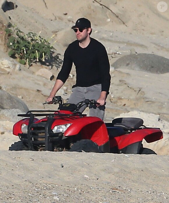 Exclusif - John Krasinski et Justin Theroux font du quad lors de leurs vacances à Cabo San Lucas, le 30 décembre 2014. 