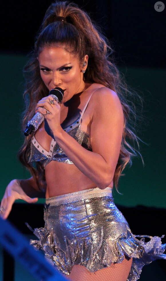 Jennifer Lopez (robe Celia K) en concert lors du festival "We Can Survive" au Hollywood Bowl à Los Angeles. Le 24 octobre 2014  