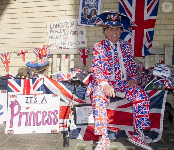 Des fans du duc et de la duchesse de Cambridge et de leur bébé à venir attendant, déguisés, devant l'hôpital St Mary, à Londres le 21 avril 2015, où l'accouchement doit avoir lieu.