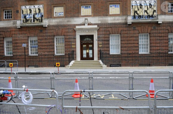 La rue où se situe l'accès à la maternité de l'hôpital St Mary a été condamnée en prévision de l'accouchement de Kate Middleton.