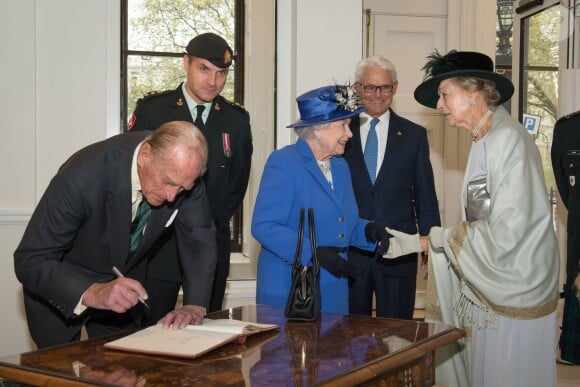 La reine Elizabeth II, avec le prince Philip, était en visite à la Maison du Canada à Londres, le 19 avril 2015.