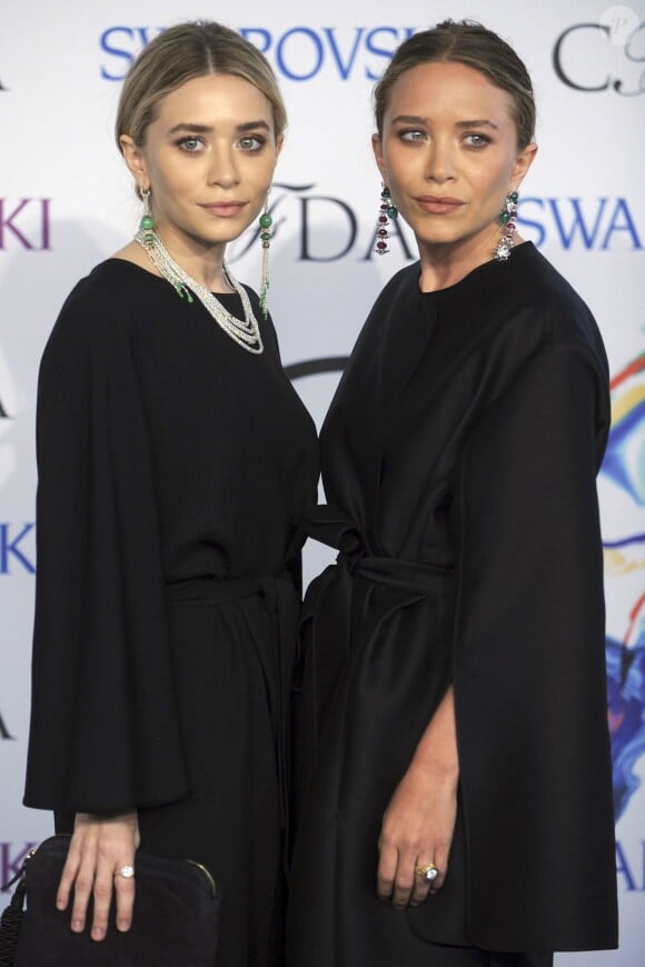 Ashley Olsen, Mary-Kate Olsen arrivant à la soirée des CFDA Fashion Awards 2014 à New York, le 2 juin 2014.