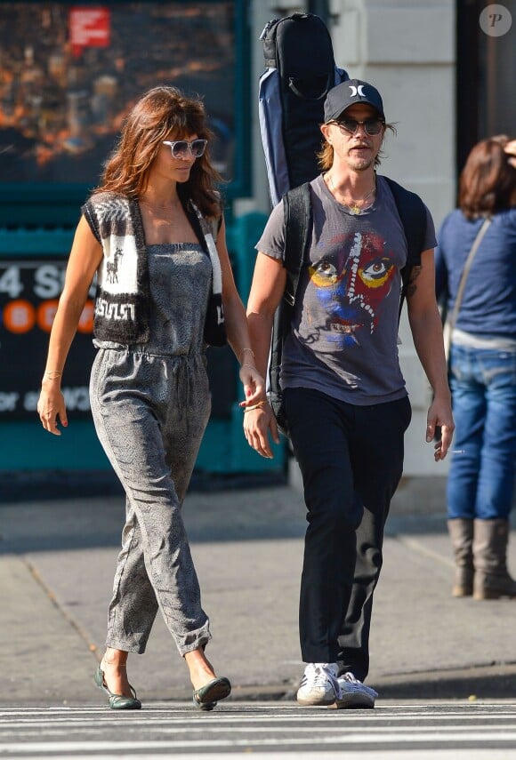 Helena Christensen et son compagnon Paul Banks (du groupe Interpol) dans les rues de New York, le 17 octobre 2013.