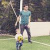 Iker Casillas joue au foot avec son fils Martin (1 an), le 19 avril 2015.