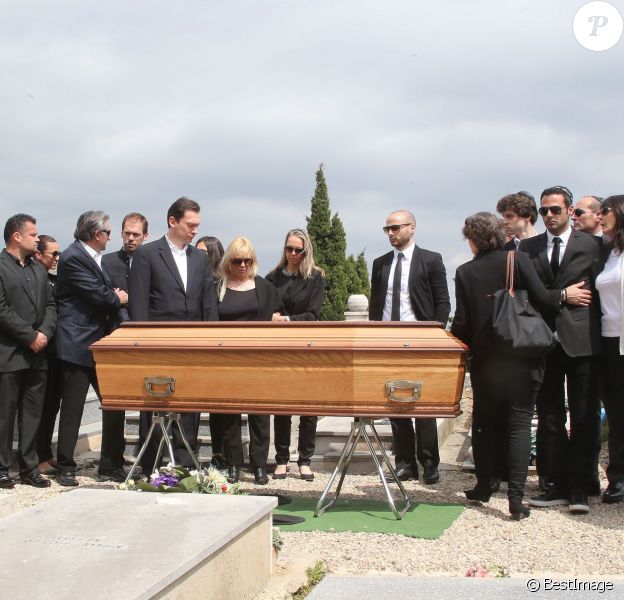 Sabine Anthony sa deuxième épouse et ses fils Alexandre, Xavier et Cédric lors des obsèques de Richard Anthony, le vendredi 24 avril 2015, à Cabris, ainsi que sa dernière compagne Elisabeth Cruchet, sa soeur Manu le Prince et des amis proches.