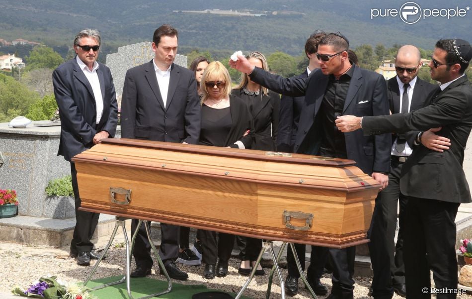 Les obsèques de Richard Anthony, le vendredi 24 avril 2015, à Cabris (Alpes-Maritimes), les adieux d&#039;Alexandre et Cédric Anthony deux de ses fils.